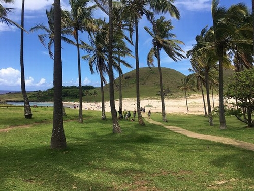 Cồn cát, cây cọ và biển lặng là những nét hấp dẫn của bãi biển Anakena trên đảo Phục Sinh.