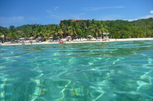 Nước biển trong và những rạn san hô rực rỡ khiến bãi biển West Bay ở Honduras trở thành thiên đường dành cho du khách mê lặn.“Bãi biển tuyệt vời. Chỉ cần đi vài bước chân là bạn đã đến với một trong những điểm lặn biển tuyệt vời nhất hành tinh.” Thời điểm lý tưởng nhất để du lịch: Tháng 2 - Tháng 8