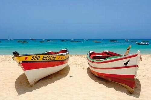 Praia de Santa Maria là bãi biển dài với cầu tàu ở Santa Maria Ilha do Sal, Cape Verde. Đây là địa điểm ưa thích của những người thích lướt ván.“Thời tiết, bãi biển cát mịn cùng những con sóng vỗ bờ ấn tượng, món cá tươi ngon tại khu vực cầu tàu—tất cả đều mang đến cho du khách những kỷ niệm tuyệt vời!”