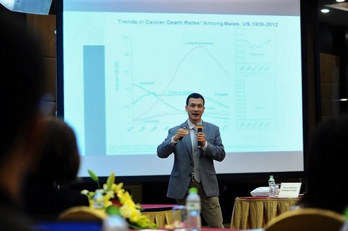 Tiến sỹ Lưu Nguyên Hưng (Đại học South Florida, Hoa Kỳ) trình bày tại Diễn đàn nghiên cứu Ung thư do Hệ thống Y tế Vinmec tổ chức