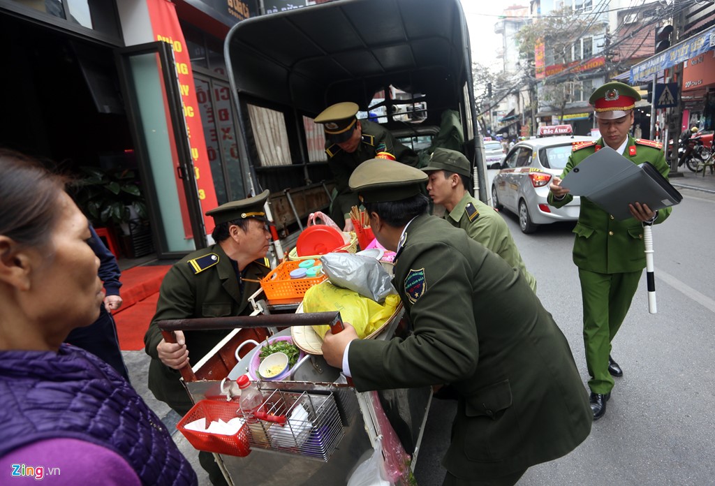 Hà Nội: Nhiều chủ quán xin lại đồ bị tịch thu do lấn chiếm vỉa hè