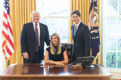 Ivanka ngồi trên chiếc ghế dành tổng thống trong phòng Bầu dục, bên cạnh là ông Trump và Thủ tướng Canada Justin Trudeau. Ảnh: TWITTER