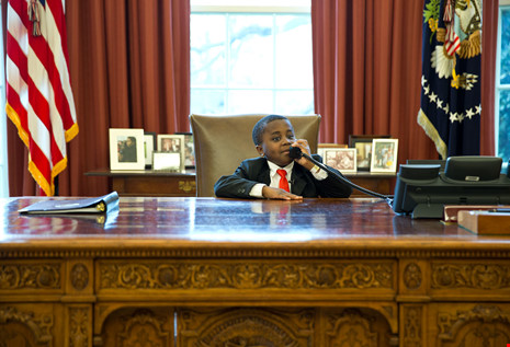 Cậu bé Robby Novak ngồi vào bàn của tổng thống Mỹ và nghe điện thoại trong chuyến thăm Nhà Trắng năm 2013, dưới thời chính quyền ông Obama. Ảnh: WHITE HOUSE