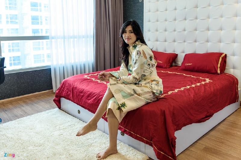 Phòng ngủ của Huỳnh Tiên cũng được trang trí theo tông màu chủ đạo trắng đen. Gường của diễn viên được trải ga đỏ nổi bật.