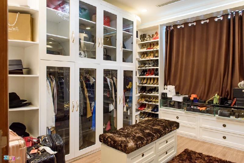 Một góc phòng riêng của người đẹp là khu vực để quần áo, giày dép và các phụ kiện thời trang.