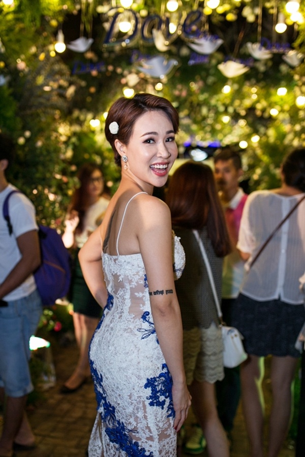 Trước đó, Uyên Linh được biết đến là một trong những giọng ca trẻ tiềm năng nhất của làng nhạc Việt hiện nay. Chất giọng cảm xúc, chạm tới trái tim khán giả đã giúp cô trở thành hiện tượng âm nhạc, bước lên ngôi vị quán quân tại cuộc thi Vietnam Idol 2010. Sau 7 mùa giải trôi qua, Uyên Linh vẫn được xem là Idol hiếm hoi đạt được những thành công đáng kể, tạo dựng được chỗ đứng riêng khi tấn công vào thị trường nhạc Việt.
