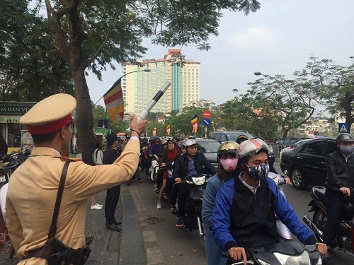 Trên đường Thanh Niên, lực lượng cảnh sát giao thông phải tiến hành phân làn đường cho các phương tiện tham gia giao thông để tránh ùn tắc.