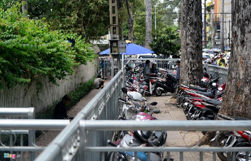 Các đoạn rào chắn trước đường Nguyễn Chí Thanh cơ quan chức năng làm hàng rào ra sát lòng đường, lấy vỉa hè làm bãi giữ xe máy, một phần nhỏ bên trong để dành cho người đi bộ.