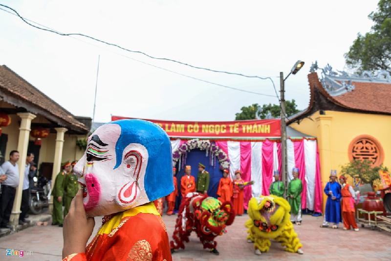 Sau nhiều tranh cãi, lễ hội chém lợn Ném Thượng (Bắc Ninh) đã tiến hành quây rạp kín để khai đao bên trong. Mặc dù du khách không được chứng kiến tận mắt nhưng thủ tục này vẫn bị cho là dã man cần phải loại bỏ. Còn dân làng thì vẫn muốn níu kéo nghi lễ truyền thống từ hàng trăm năm qua. Ảnh: Quỳnh Trang.