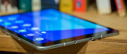 Phần khung của Galaxy Tab S3 được làm bằng kim loại và phần còn lại của máy sử dụng vật liệu nhựa, nhưng điều quan trọng cần lưu ý là máy có khả năng chống nước. 