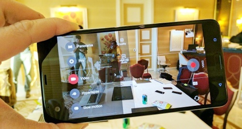 HTC U Ultra có camera chính độ phân giải 12 megapixel với kích thước cảm biến lớn 1.55um và khẩu độ f/1.8. Máy ảnh chính của máy còn hỗ trợ lấy nét 2 giai đoạn, tự động lấy nét bằng tia laser và ổn định hình ảnh quang học OIS (trên Google Pixel không có tính năng này). Điều đó có nghĩa chúng ta hoàn toàn tin tưởng vào chất lượng ảnh chụp trên điện thoại của HTC sẽ “tốt hơn” so với điện thoại của Google. 