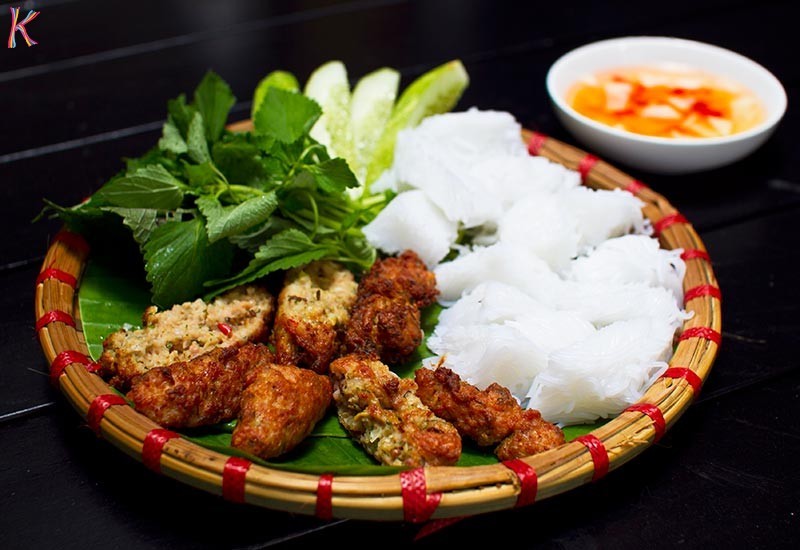 Chả rươi là một trong đặc sản trứ danh của miền Bắc, cũng là một trong những món ăn nên thử khi đến Việt Nam. Tuy nhiên, hầu hết khách nước ngoài đều sợ hãi khi nhìn thấy con rươi. Ảnh: Kay.
