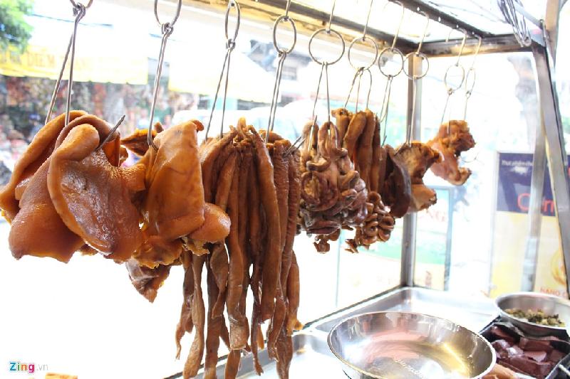 Nội tạng động vật không được dùng trong chế biến món ăn ở nhiều nước trên thế giới. Đó là lý do rất nhiều du khách bất ngờ khi chứng kiến hàng loạt món ăn từ nội tạng động vật ở các thành phố lớn nhỏ của Việt Nam. Ảnh: An Huỳnh.
