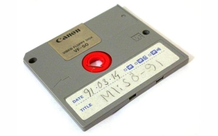 1. Đĩa nhớ từ Canon: Rất nhiều bạn trẻ ngày nay chắc chưa từng nhìn thấy hoặc sử dụng băng video (video tape) hay đĩa mềm (floppy disc). Dung lượng lưu trữ của các đĩa mềm trước đây chỉ là 1,44MB, quá nhỏ so với các thẻ nhớ USB dung lượng 8GB là thông thường hiện nay.