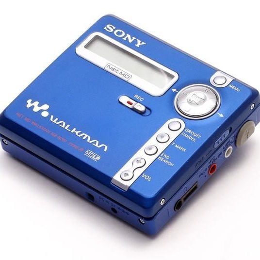 14. Máy nghe đĩa MiniDisc của Sony: Đây là tiền thân của thiết bị MP3 Player ngày nay. Sony là hãng điện tử đã thành công lớn với thiết bị này khi tung ra vào năm 1992. Sony đã ngừng tất cả các hoạt động sản xuất chúng vào năm 2013.