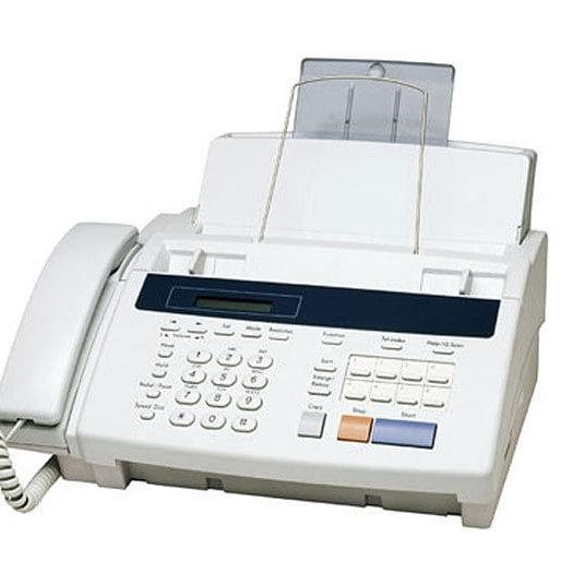 15. Máy fax: Máy fax vẫn được sử dụng ngày nay cho các hoạt động cần chữ ký theo luật pháp. Nó chỉ in 2 màu trắng và đen và  phiên dịch thông qua một loạt tín hiệu tần số âm thanh.