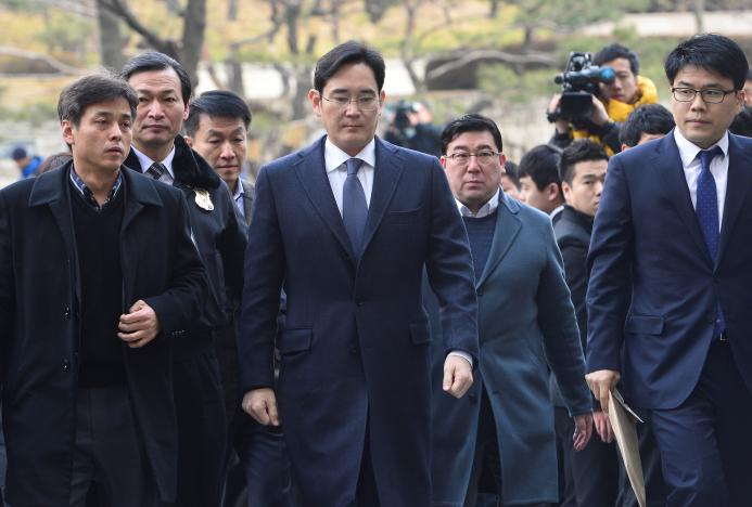 Ông Lee Jae Yong đến Tòa án trung tâm quận Seoul, Hàn Quốc hôm 16/2. Ảnh: Reuters