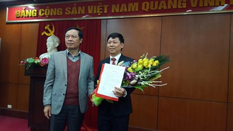 Phó trưởng Ban Tuyên giáo TƯ Phạm Văn Linh trao quyết định bổ nhiệm cho ông Trần Thanh Lâm