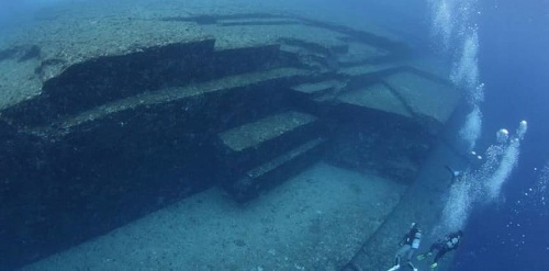 Kiến trúc chìm dưới nước được tìm thấy vào năm 1986 trong vùng phụ cận đảo Yonaguni, Nhật Bản. Công trình này được biết đến với tên gọi Yonaguni Monument và được cho là có niên đại hơn 5.000 năm. Tuy nhiên, nguồn gốc của Yonaguni Monument vẫn là bí ẩn chưa lời giải.