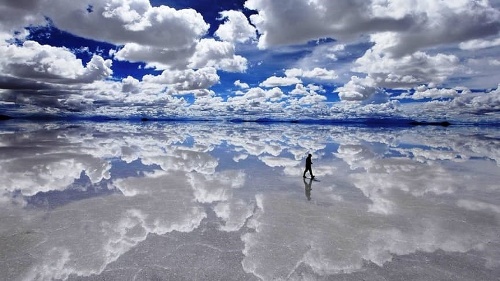 Salar de Uyuni hay Salar de Tunupa là tên của cánh đồng muối lớn nhất thế giới nằm tại Bolivia. Vào mùa đông, cả sa mạc muối biến thành một hồ nước nông với bề mặt nhẵn giống như một chiếc gương khổng lồ, khiến du khách có cảm giác như đi trên những đám mây.