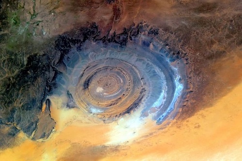 Richat Structure (Cấu trúc Richat) hay còn gọi là “Con mắt của Sahara” ở Mauritania nổi lên giữa sa mạc Sahara. Đây là một kết cấu địa chất khổng lồ, một vòng tròn có đường kính khoảng 48 km. Cho đến nay, chưa có câu trả lời chính xác nào về sự xuất hiện của cấu trúc kỳ lạ này dù nhiều giả thiết đã được ra.