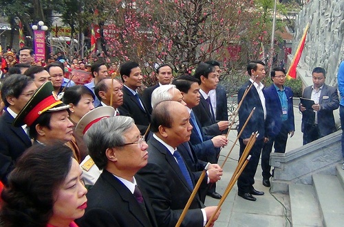 Thủ tướng Nguyễn Xuân Phúc cùng đoàn đại biểu Trung ương và Thành phố Hà Nội dâng hương tại Lễ kỷ niệm