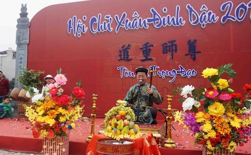 Chương trình nghệ thuật do các nghệ sỹ chuyên nghiệp biểu diễn bên Hồ Văn thu hút người xem nhất là hát văn, xẩm. 