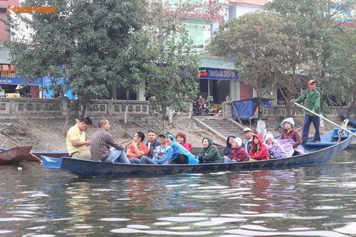 Giá vé tham quan, vé đi đò được ban tổ chức Lễ hội chùa Hương 2017 niêm yết, ghi rõ ràng lên bảng thông báo, cắm ở nhiều nơi trong khu vực lễ hội (phí thắng cảnh 80.000 đồng/vé, vé ưu đãi 40.000 đồng/vé; Giá vé xuống đò Hương Tích: 50.000 đồng/vé (vào+ra); Long Vân, Tuyết Sơn là 35.000 đồng/vé (vào+ra).