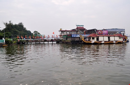 Nhà hàng nổi Hồ Tây đoạn bến thủy Hồ Tây ở đầu đường Nguyễn Đình Thi (phường Thụy Khuê) được yêu cầu di dời trước ngày 20/2.