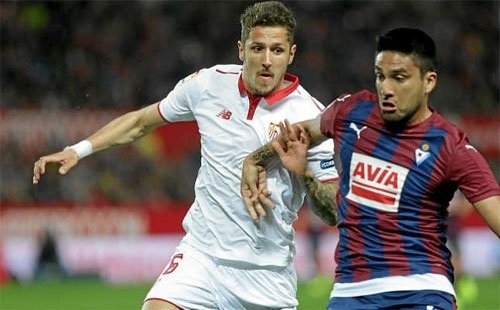 Sevilla của Jovetic (trái) đang có những bước tiến mạnh mẽ tại La Liga