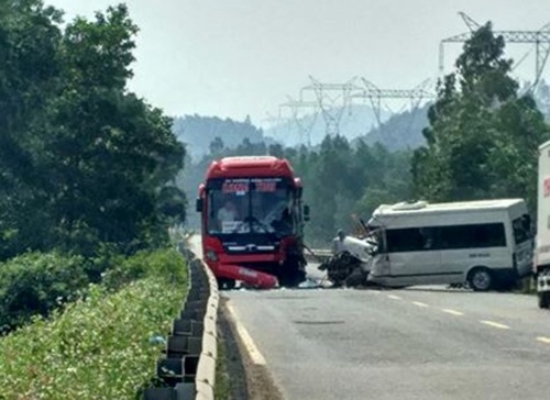 Vụ tai nạn khiến cả 2 xe khách hư hỏng nặng.