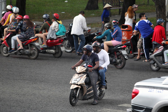 Sài Gòn: Người dân bất ngờ vì mưa lớn ngày đầu năm