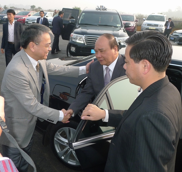 Chủ tịch Hội đồng thành viên VNPT Trần Mạnh Hùng bắt tay đón tiếp Thủ tướng Nguyễn Xuân Phúc.