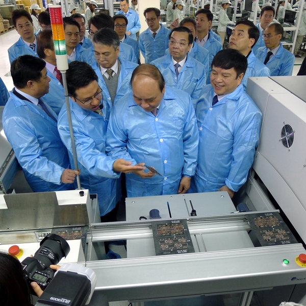 Thủ tướng Nguyễn Xuân Phúc cũng hy vọng smartphone do VNPT thiết kế và sản xuất sẽ sản phẩm được người tiêu dùng Việt sử dụng chứ không phải các sản phẩm Samsung Galaxy phổ biến hiện nay