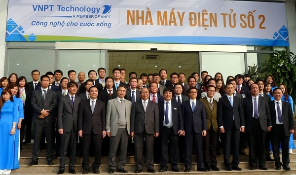 Thủ tướng Nguyễn Xuân Phúc, Phó Thủ tướng Vũ Đức Đam và các quan khách chụp ảnh lưu niệm tại Nhà máy điện tử số 2 của VNPT Technology.