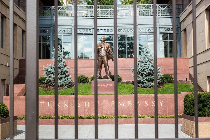 Nằm ở phía tây bắc thủ đô, đây là một trong những khu đắt giá nhất Washington D.C với 28 đại sứ quán và dinh thự của nhiều nhân vật nổi tiếng. Ảnh chụp Đại sứ quán Thổ Nhĩ Kỳ gần nhà ông Obama. Ảnh: Airbnb.
