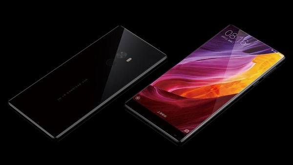 Xiaomi Mi Mix: Ngày nay, Xiaomi đã sáng tạo hơn những gì họ sao chép từ các siêu phẩm trên thị trường. Xiaomi Mi Mix lấy ý tưởng một chiếc điện thoại tầm trung phát hành năm 2015 do Sharp sản xuất - Aquos Crystal. Trong khi Aquos Crystal kể từ khi xuất hiện trên thị trường đến khi không còn bóng dáng gì nữa cũng không thể tạo ra bất kỳ ấn tượng gì thì những ý tưởng tương tự từ chiếc smartphone này đến tay Xiaomi đã trở nên sáng tạo và mang tính tương lai. Màn hình hiển thị không có viền màn hình thực sự đáng chú ý với màn hình hiển thị chiếm 91,3% diện tích bề mặt thiết bị. Các góc của màn hình cũng được bo tròn, cải thiện nhiều hơn các cạnh màn hình. 