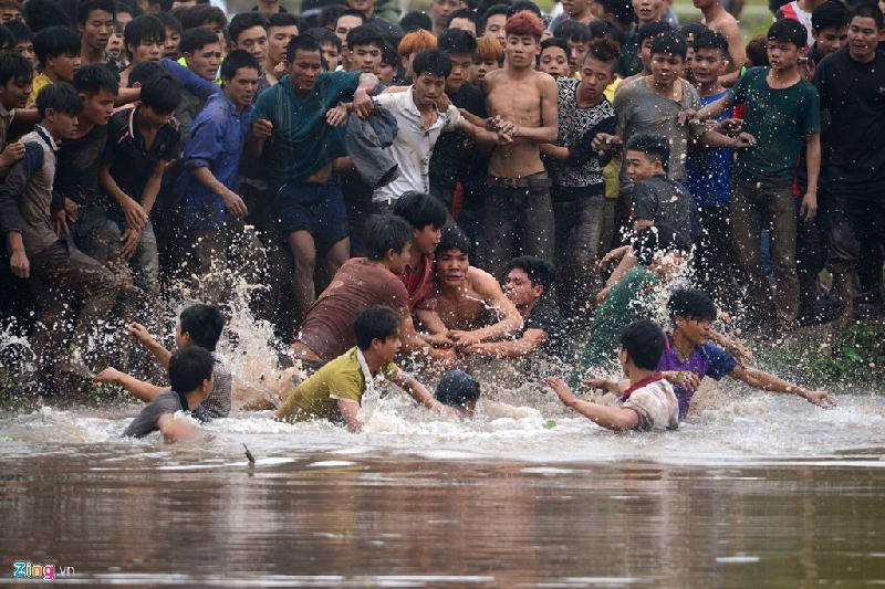 Đám đông giành phết ùn đẩy nhau, kéo cả đoàn người ra khỏi khu vực quy định xô nhau ngã xuống ao bèo.