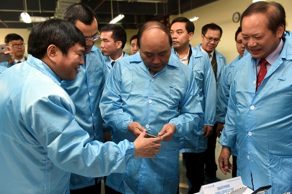 Thủ tướng Nguyễn Xuân Phúc thăm quan nhà máy điện tử số 2 của VNPT Technology tại Khu Công nghệ cao Hòa Lạc