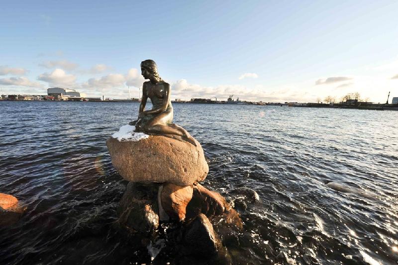 Bức tượng Nàng tiên cá ở Đan Mạch với dáng ngồi hướng mắt ra biển, khiến không ít du khách lãng mạn tưởng tượng nàng đang lắng nghe tiếng thì thầm của đại dương. Ảnh: