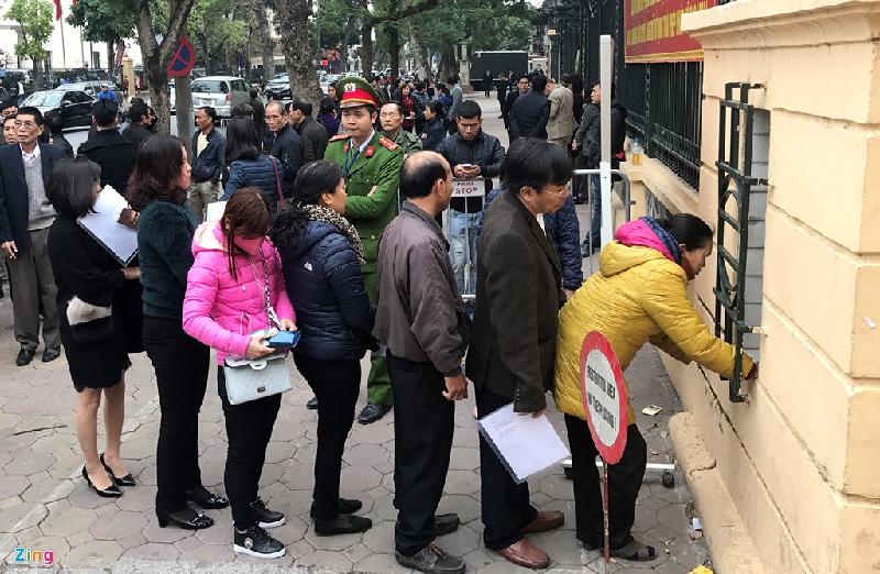 Sáng sớm 27/2, hàng trăm người gồm phóng viên báo chí và người liên quan vụ án đứng kín tiền sảnh TAND Hà Nội trên đường Hai Bà Trưng (quận Hoàn Kiếm) trước phiên xử Hà Văn Thắm và 47 đồng phạm.