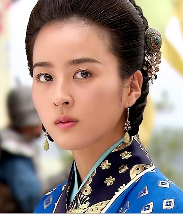 Han Hye Jin - So Seo No  Vai diễn So Seo No - cô gái xinh đẹp, thông minh và bản lĩnh - do nữ diễn viên Han Hye Jin thể hiện. So Seo No là người trợ giúp đắc lực của Jumong trong hành trình hiện thực giấc mơ xây dựng một vương quốc mới. Sau này, cô lấy Jumong và trở thành vương hậu của vương quốc Goguryeo.