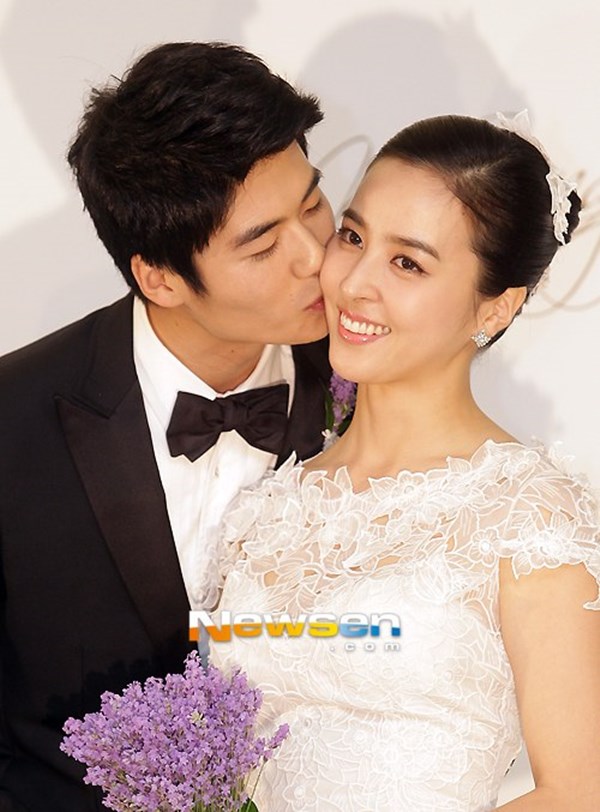 Han Hye Jin kết hôn với cầu thủ bóng đá Ki Sung Yeung