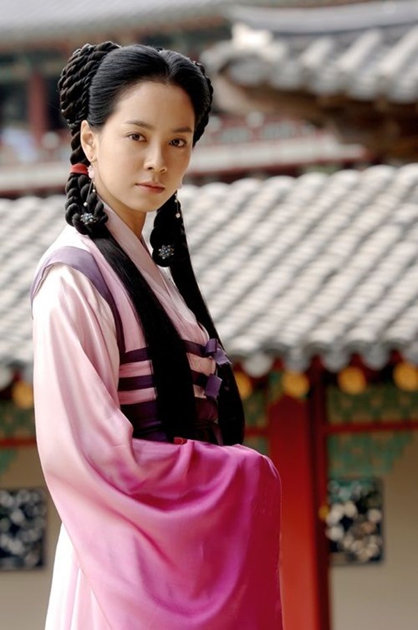 Song Ji Hyo - Ye So Ya   Song Ji Hyo thể hiện vai phụ Ye So Ya - người vợ đầu tiên của nam chính Jumong. Sau khi Jumong qua đời, con trai của So Ya - Yuri - được thừa kế ngai vàng, trở thành quốc vương của Goguryeo.