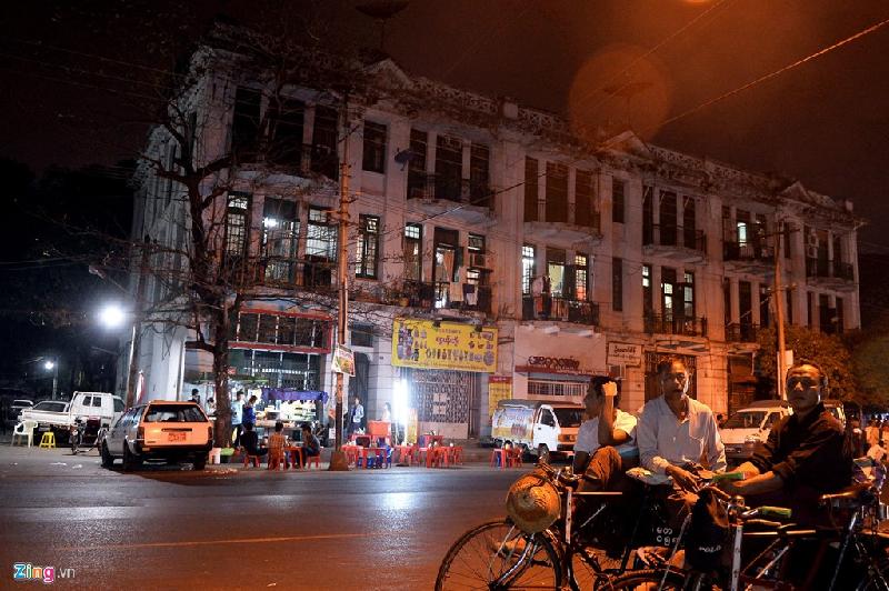 Cảnh ghế nhựa xanh đỏ xếp tràn vỉa hè phục vụ khách như ở một số nơi của Hà Nội xuất hiện khá nhiều tại thủ đô cũ của Myanmar.