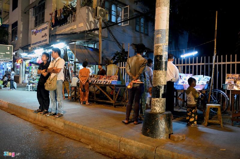 Đối với người Yangon, vỉa hè còn là nơi mưu sinh của nhiều người nghèo. Những trường hợp không có khả năng thuê mặt bằng kinh doanh, không có việc làm thì một chút diện tích góc phố cũng có thể giúp họ kiếm sống qua ngày.