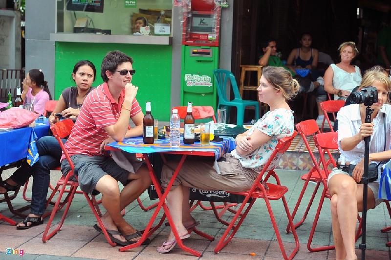 Tại thủ đô Bangkok (Thái Lan), nhiều vỉa hè bị trưng dụng phục vụ du khách. Hình ảnh tại phố Khaosan, nơi tập trung nhiều khách du lịch.