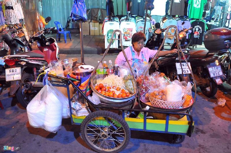 Các quầy bán hàng rong trên những con phố đông đúc, nhộn nhịp ở Bangkok, Thái Lan cũng từng phải đối mặt với cuộc truy quét của chính quyền thành phố. Những nỗ lực này nhằm đầu tranh giải toả khu vực cho người đi bộ.