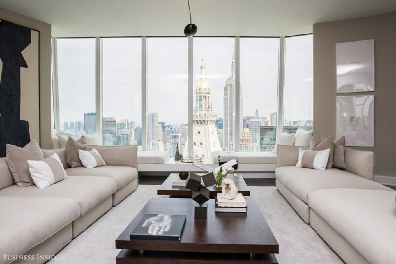 Từ phòng khách của căn hộ có thể nhìn thấy tòa nhà Empire State - biểu tượng của thành phố New York.
