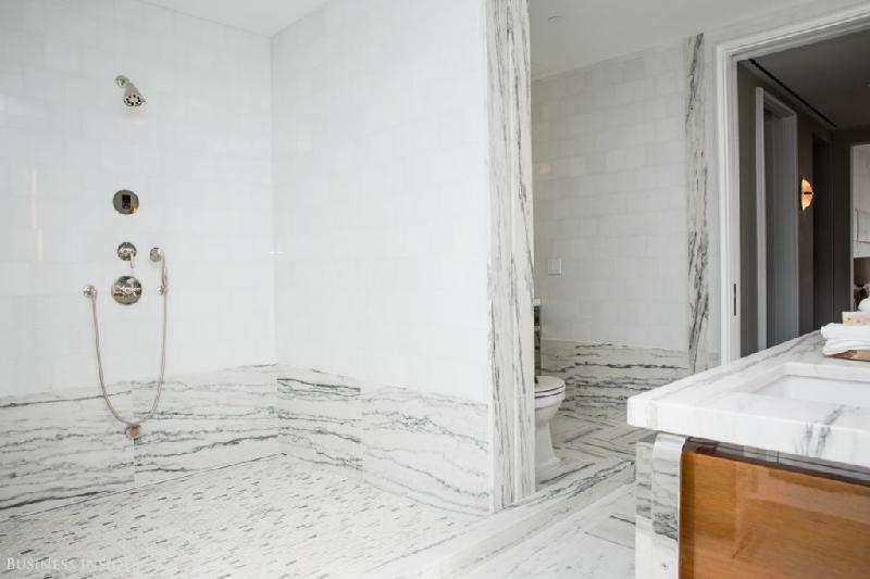 Khu vực tắm vòi sen rộng rãi và sẽ được ốp kính khi nhà có người dọn tới ở.